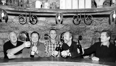 Wo sie auch sind, verbreiten die Annâweechler gute Stimmung. Molle, Boudsch, Frett, Harry und Gassi (von links) bei ihrer Jubiläumsfeier im Barbarossakeller auf Schloss Stetten. (Foto: Hartmut Müller) Wo sie auch sind, verbreiten die Annâweechler gute Stimmung. Molle, Boudsch, Frett, Harry und Gassi (von links) bei ihrer Jubiläumsfeier im Barbarossakeller auf Schloss Stetten. (Foto: Hartmut Müller)