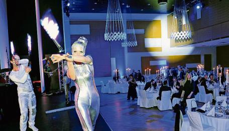 Ein extravagantes B&uuml;hnenprogramm mit Musik und Showeffekten unterh&auml;lt die Festg&auml;ste im Redblue.Fotos: Dennis Mugler