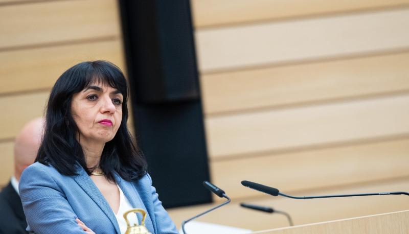 Muhterem Aras (Bündnis 90/Die Grünen) sitzt im Landtag. Muhterem Aras (Bündnis 90/Die Grünen) sitzt im Landtag.