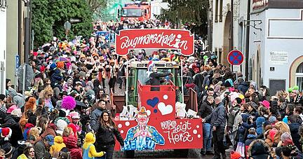 Der Gaudiwurm schlängelt sich auch dieses Jahr wieder durch die Gässchen der historischen Altstadt von Bad Wimpfen.