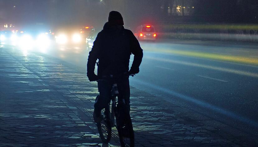 Gefährlicher Blindflug: Wer ohne Licht nachts auf dem Rad unterwegs ist, geht ein hohes Unfallrisiko ein. Gefährlicher Blindflug: Wer ohne Licht nachts auf dem Rad unterwegs ist, geht ein hohes Unfallrisiko ein.