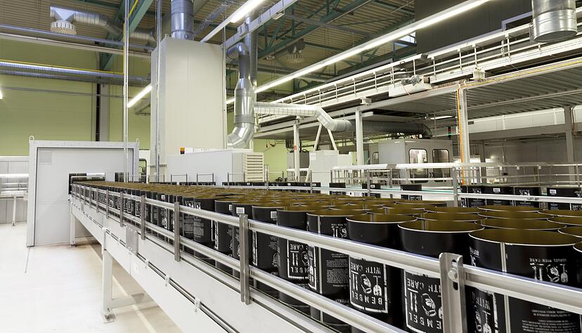 Die Produktion des F&uuml;nf-Liter-F&auml;sschens in &Ouml;hringen &minus; das mit Sechs-Farben-Maschinen auch gleich bedruckt werden kann &minus; lief auch in der Corona-Krise gut. Industrie-Dosen wurden dagegen weniger bestellt.
Foto: Huber