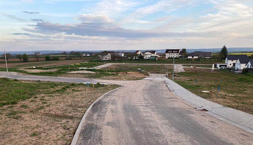Am Ortsrand von Elsenz hat die Stadt das Neubaugebiet Wolfsgasse II erschlossen. Hier ist Platz für 53 Einfamilienhäuser. Die erste Tranche von 14 Bauplätzen ist bereits vergeben. 36 Interessenten hatten sich darauf beworben.
