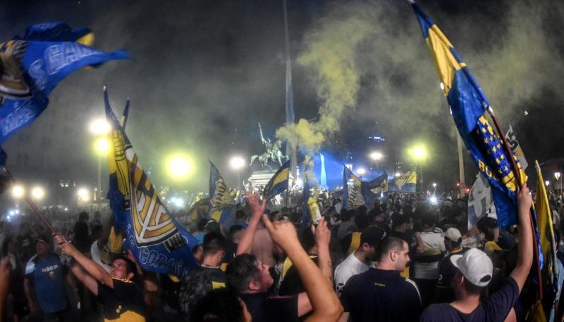 Argentinische Fußballfans trauern in Buenos Aires mit Fahnen des Clubs Boca Juniors um Diego Maradona.