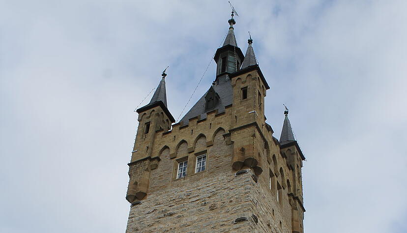 Der markante Turm gilt als Wahrzeichen und zieht Besucher wie Einheimische gleicherma&szlig;en an.