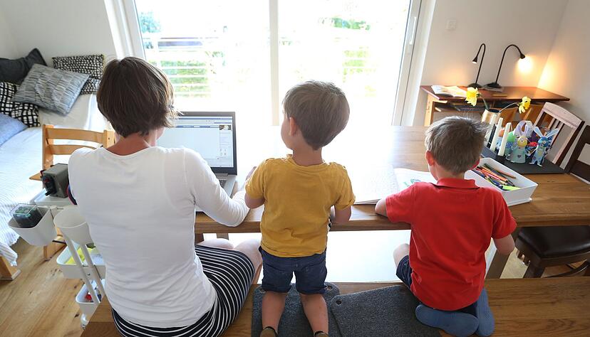 Eine Mutter mit zwei Kindern. (Symbolbild)