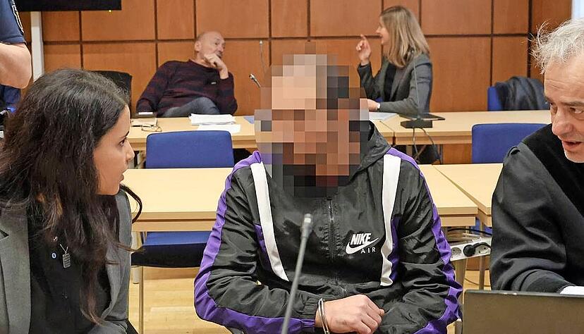 Weil er einen Mitbewohner schwer mit einem Messer verletzt haben soll, muss sich ein 28 Jahre alter Tunesier wegen versuchten Mordes vor dem Landgericht verantworten.