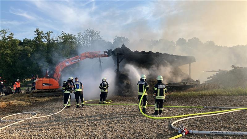Ein Feuer ist in einer landwirtschaftlichen Scheune zwischen Vogelsberg und Laßbach im Hohenlohekreis ausgebrochen. Gelagert sind laut Polizeiangaben Stroh und landwirtschaftliche Geräte. Die Feuerwehr ist mit etwa 40 Kräften ausgerückt. Ein Feuer ist in einer landwirtschaftlichen Scheune zwischen Vogelsberg und Laßbach im Hohenlohekreis ausgebrochen. Gelagert sind laut Polizeiangaben Stroh und landwirtschaftliche Geräte. Die Feuerwehr ist mit etwa 40 Kräften ausgerückt.