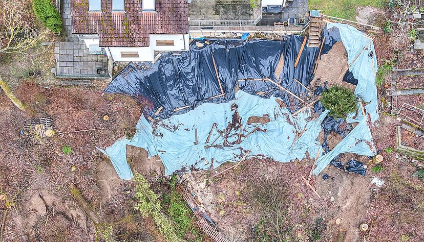 Die Eigent&uuml;mer und Bewohner von Wohnungen, die vom Hangrutsch bedroht sich, machen sich Sorgen.