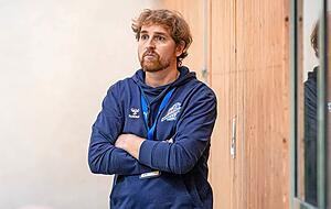 Ein leerer Blick nach Außen, viel Frust im Inneren: Bönnigheims Trainer Simon Weiberle haderte mit schwachen Schlussminuten und dem Endergebnis.