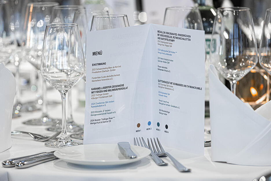 Genussvolle Stimmung beim Galaabend mit Menü, Musik und prämierten Weinen. Genussvolle Stimmung beim Galaabend mit Menü, Musik und prämierten Weinen.