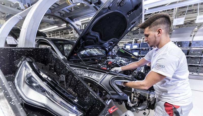 Zwei Dutzend verschiedene Leuchten gibt es f&uuml;r den A6 &minus; und in jedes muss die richtige eingebaut werden. Das Perlenkettenprinzip stellt das sicher. Foto: Audi
