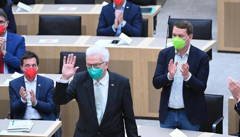 Winfried Kretschmann (B&uuml;ndnis 90/Die Gr&uuml;nen, 2.v.l) winkt nach seiner Wahl zum Ministerpr&auml;sidenten.