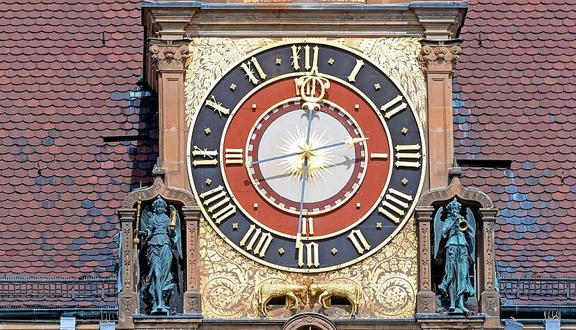 Bei den Uhren im öffentlichen Raum wird die Zeit in der Regel über ein Funksignal umgestellt. So auch bei der Uhr des Heilbronner Rathauses.
Foto: Mario Berger Bei den Uhren im öffentlichen Raum wird die Zeit in der Regel über ein Funksignal umgestellt. So auch bei der Uhr des Heilbronner Rathauses.
Foto: Mario Berger