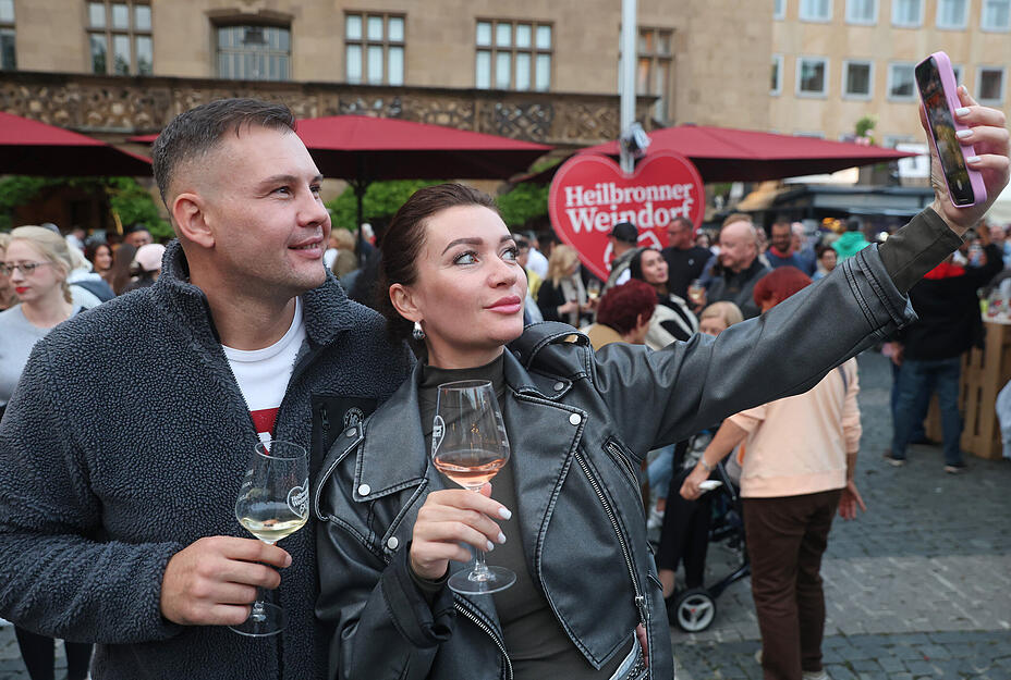 Am Freitagabend kann auf dem Heilbronner Weindorf ausgelassen gefeiert werden. Am Freitagabend kann auf dem Heilbronner Weindorf ausgelassen gefeiert werden.