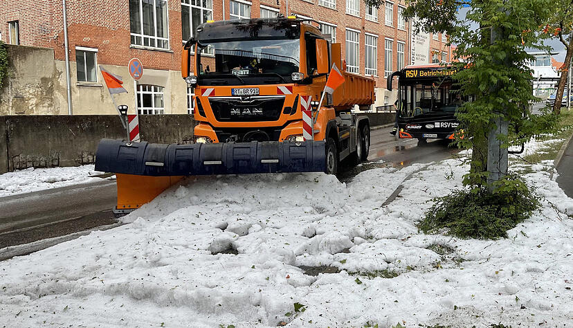 Die Technischen Betriebsdienste rücken mit Schneepflügen an um den Hagel von der Straße zu räumen.