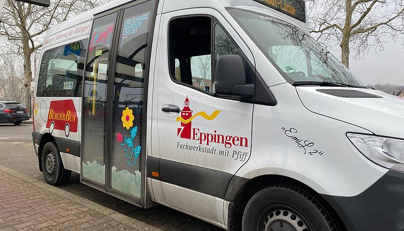 Bis zu acht Fahrgäste kann Emil 2 befördern. Durch den Niederflurbereich am Eingang können auch Rollstühle oder Kinderwägen ohne Probleme transportiert werden. Bis zu acht Fahrgäste kann Emil 2 befördern. Durch den Niederflurbereich am Eingang können auch Rollstühle oder Kinderwägen ohne Probleme transportiert werden.
