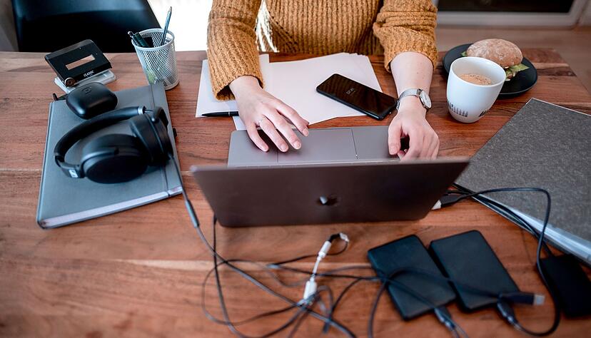 Ein automatischer Identitätscheck per Webcam ist verboten, wenn dabei biometrische Daten verarbeitet werden. Ein automatischer Identitätscheck per Webcam ist verboten, wenn dabei biometrische Daten verarbeitet werden.