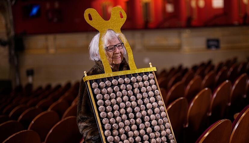 Rund 400 Zuschauer können die Ziehung der Glückszahlen im Madrider Teatro Real direkt miterleben. Rund 400 Zuschauer können die Ziehung der Glückszahlen im Madrider Teatro Real direkt miterleben.