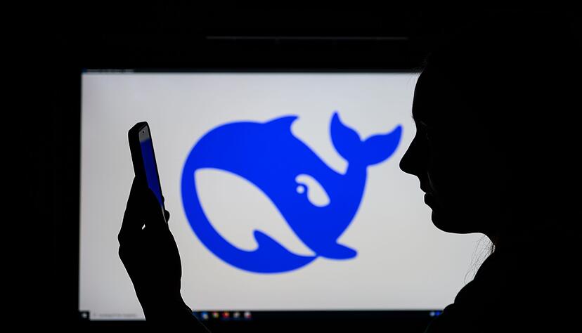 Die Vorstellung der chinesischen KI DeepSeek Ende Januar schockierte die etablierte US-Konkurrenz und löste ein Börsenbeben aus. Cybersicherheitsfachleute halten die Anwendung für bedenklich, die italienische Datenschutzbehörde hat DeepSeek auf den Index gesetzt. (Foto: Illustration) Die Vorstellung der chinesischen KI DeepSeek Ende Januar schockierte die etablierte US-Konkurrenz und löste ein Börsenbeben aus. Cybersicherheitsfachleute halten die Anwendung für bedenklich, die italienische Datenschutzbehörde hat DeepSeek auf den Index gesetzt. (Foto: Illustration)