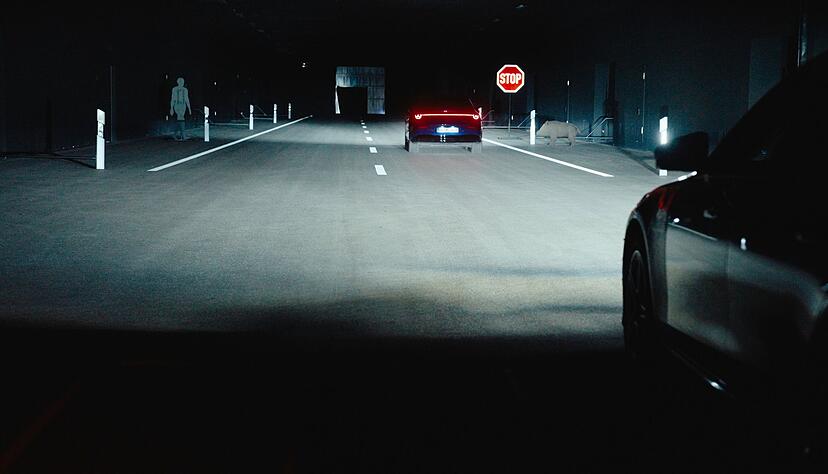 Vorne ganz hell, aber kein Flutlicht auf den Vordermann: Dieses Foto vom Lichtpr&uuml;fstand mit Landstra&szlig;ennachbau von Mercedes zeigt die Ausleuchtungsm&ouml;glichkeiten moderner Lichtsysteme.