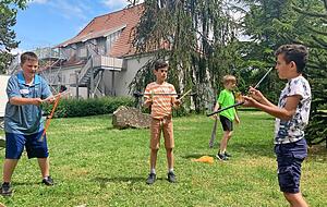 Neue Freunde finden ist ein Motto des Ferienangebots. Kinder aus Deutschland, der Ukraine, Afghanistan und Syrien zeigen den Großen, wie es gehen kann. Neue Freunde finden ist ein Motto des Ferienangebots. Kinder aus Deutschland, der Ukraine, Afghanistan und Syrien zeigen den Großen, wie es gehen kann.