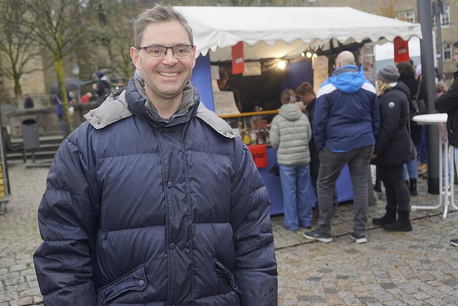 Besucher trotzen dem Nieselregen und genießen das Markttreiben in Öhringen. Besucher trotzen dem Nieselregen und genießen das Markttreiben in Öhringen.