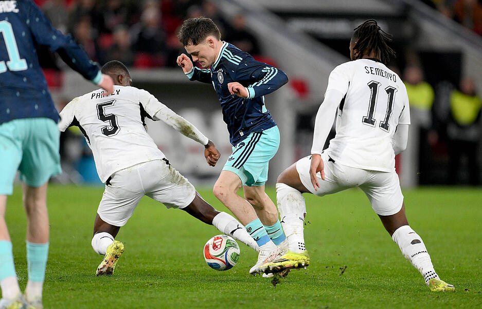 Florian Wirtz: Einer der aktivsten DFB-Stars gegen Ghana. Trifft zur vermeintlichen Führung, die wegen Abseits nicht zählte. Wirtz war Dreh- und Angelpunkt im deutschen Spiel. Note: 2 Florian Wirtz: Einer der aktivsten DFB-Stars gegen Ghana. Trifft zur vermeintlichen Führung, die wegen Abseits nicht zählte. Wirtz war Dreh- und Angelpunkt im deutschen Spiel. Note: 2