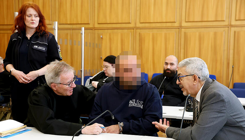 Unter anderem wegen mehrfacher Sachbeschädigung und des Besitzes einer illegalen Waffe muss sich ein 33 Jahre alter Flüchtling vor Gericht verantworten. Unter anderem wegen mehrfacher Sachbeschädigung und des Besitzes einer illegalen Waffe muss sich ein 33 Jahre alter Flüchtling vor Gericht verantworten.