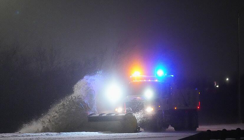 Der Wintereinbruch bringt das &ouml;ffentliche Leben in vielen US-Bundesstaaten durcheinander.