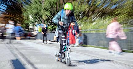 Für E-Scooter gelten die selben Verkehrsregeln wie für sonstige Fahrzeuge. Foto: Andreas Veigel