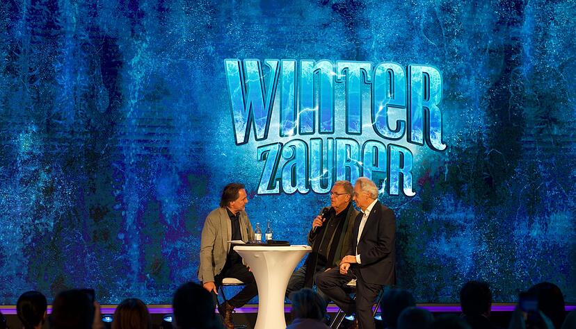 Moderator Ingo Dubinski (l) und die Parkinhaber Roland (M.) und J&uuml;rgen Mack unterhalten sich w&auml;hrend der Winter-Pressekonferenz des Europa-Parks.
