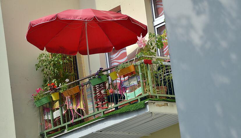 Blumenk&auml;sten d&uuml;rfen au&szlig;en am Gel&auml;nder angebracht werden, m&uuml;ssen aber entsprechend gesichert sein.