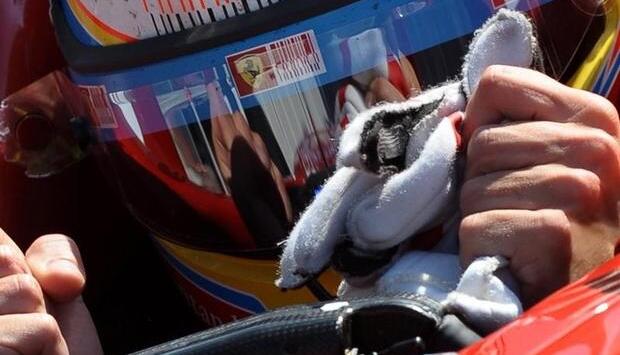 Fernando Alonso ballt die F&auml;uste nach seinem Sieg in der Qualifikation.