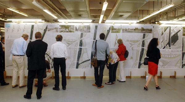 Interessierte Besucher schauen sich die Entw&uuml;rfe der Teilnehmer an.