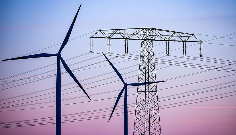 Wenn vorhandene Windkraftanlagen nicht ausreichend Strom zum Stabilisieren des Netzes einspeisen können, werden im Südwesten auch Reservekraftwerke hochgefahren, oder es wird Strom aus dem Ausland importiert.