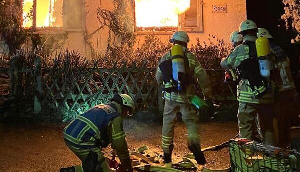 In einem unbewohnten Haus im Bereich der Heilbronner Rosenau hat es in der Nacht einen Vollbrand gegeben.