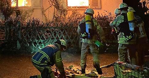 In einem unbewohnten Haus im Bereich der Heilbronner Rosenau hat es in der Nacht einen Vollbrand gegeben. In einem unbewohnten Haus im Bereich der Heilbronner Rosenau hat es in der Nacht einen Vollbrand gegeben.