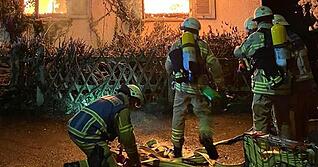 In einem unbewohnten Haus im Bereich der Heilbronner Rosenau hat es in der Nacht einen Vollbrand gegeben.