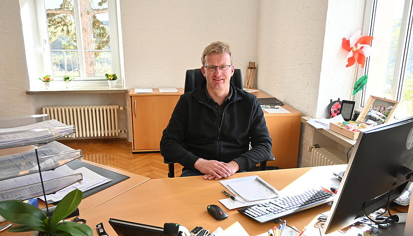 Das Abschiedsgeschenk seiner ehemaligen K&auml;mmerei-Mitarbeiter hat Andreas Insam auf dem Fensterbrett stehen. Inzwischen ist er seit 100 Tagen im neuen Beruf &minus; und bereut seine Bewerbung f&uuml;r das B&uuml;rgermeister-Amt nicht. 
Foto: Katrin Draskovits