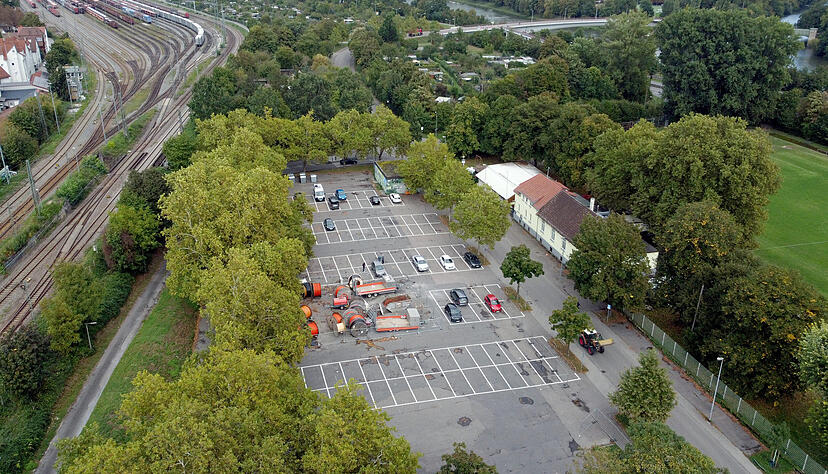 Der bisher an der Leonhardstraße angesiedelte Böckinger Recyclinghof soll vorübergehend auf den nördlichen Bereich der Viehweide (im Foto) verlagert werden. Der Parkplatz wird neu geordnet, die Zahl der Stellplätze erhalten werden.
Foto: Archiv/Seidel Der bisher an der Leonhardstraße angesiedelte Böckinger Recyclinghof soll vorübergehend auf den nördlichen Bereich der Viehweide (im Foto) verlagert werden. Der Parkplatz wird neu geordnet, die Zahl der Stellplätze erhalten werden.
Foto: Archiv/Seidel