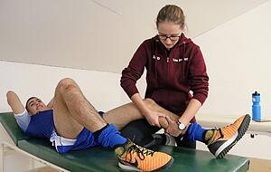 Vor dem Halbfinale knetet Lea Siewert die müden Muskeln von Arel Demir vom Karlsruher SC wieder fit. Die Physiotherapeutin in Ausbildung betreute den Klub.