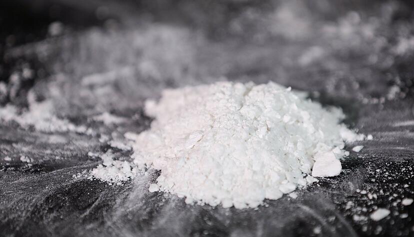 Ein Teil eines gro&szlig;en Kokainfunds wird bei einer Pressekonferenz von der Polizei gezeigt. (Symbolbild)