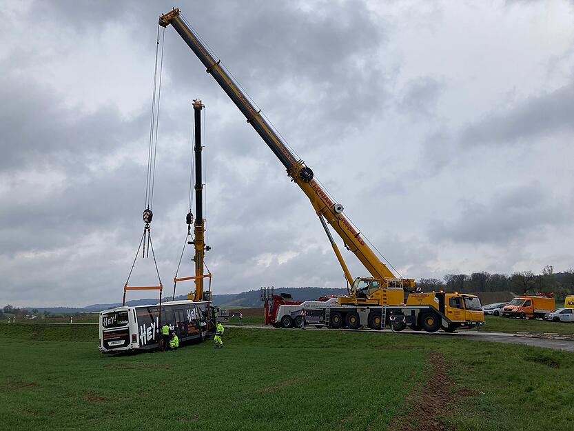 Linienbus kommt von Fahrbahn ab Linienbus kommt von Fahrbahn ab