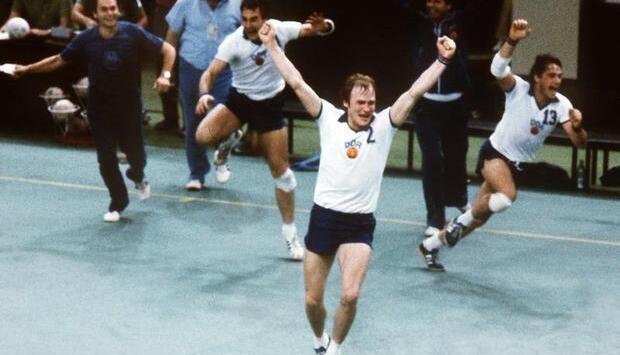 Die DDR-Handballer jubeln 1980 bei Spielende &uuml;ber den Olympiasieg.