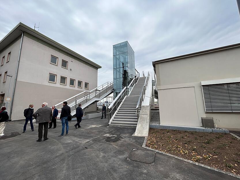 Die neue Blitz-Brücke ist ab sofort für Radfahrer und Fußgänger zugänglich. Die neue Blitz-Brücke ist ab sofort für Radfahrer und Fußgänger zugänglich.