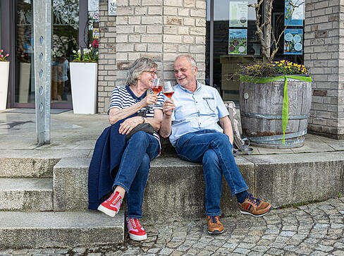 Besucher lassen sich den Wein auf den Lauffener Weintagen schmecken.