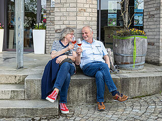 Besucher lassen sich den Wein auf den Lauffener Weintagen schmecken.
