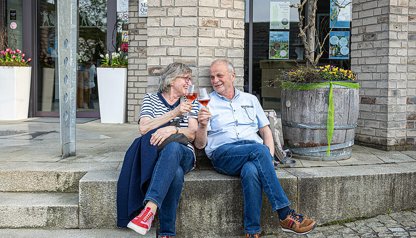 Besucher lassen sich den Wein auf den Lauffener Weintagen schmecken.