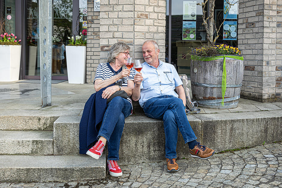 Besucher lassen sich den Wein auf den Lauffener Weintagen schmecken.
